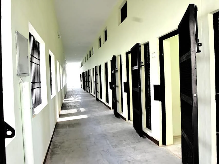 சமூக இடைவெளியோ, மருத்துவ வசதிகளோ இல்லை... சிறைச்சாலைகளுக்குள் முடங்கியிருக்கும் 4.78 லட்சம் பேர்!