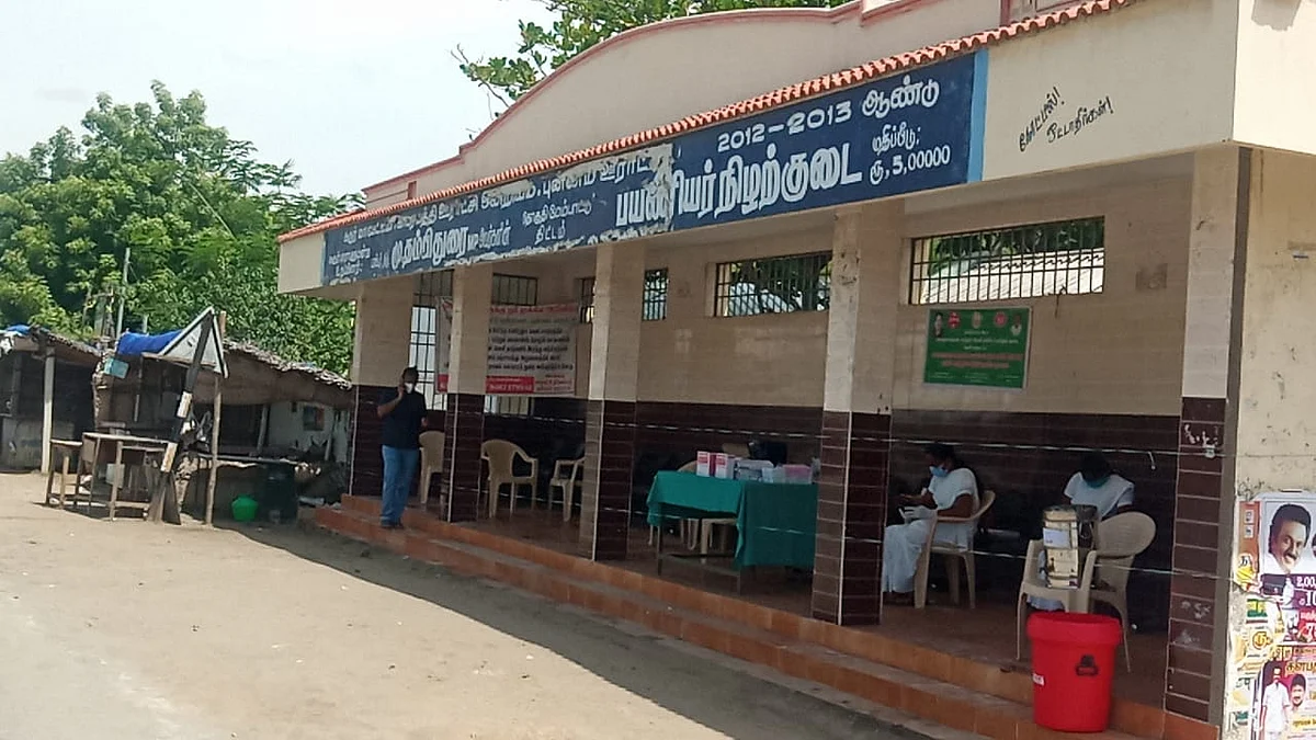 புன்னம்சத்திரம் பகுதியில் மருத்துவக் குழுவினர்...