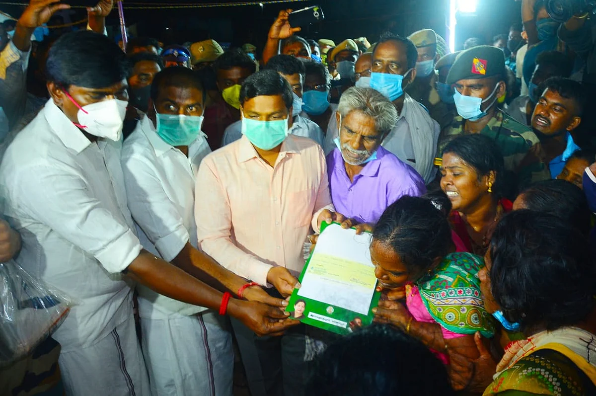 அரசு நிதியுதவி வழங்கிய ஆட்சியர்