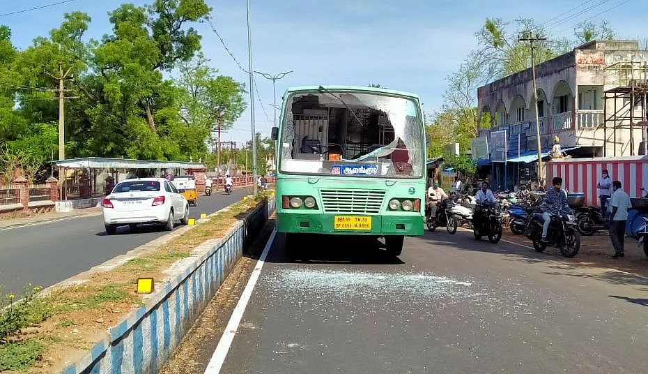 பேருந்து கண்ணாடிக்குக் கல்வீச்சு