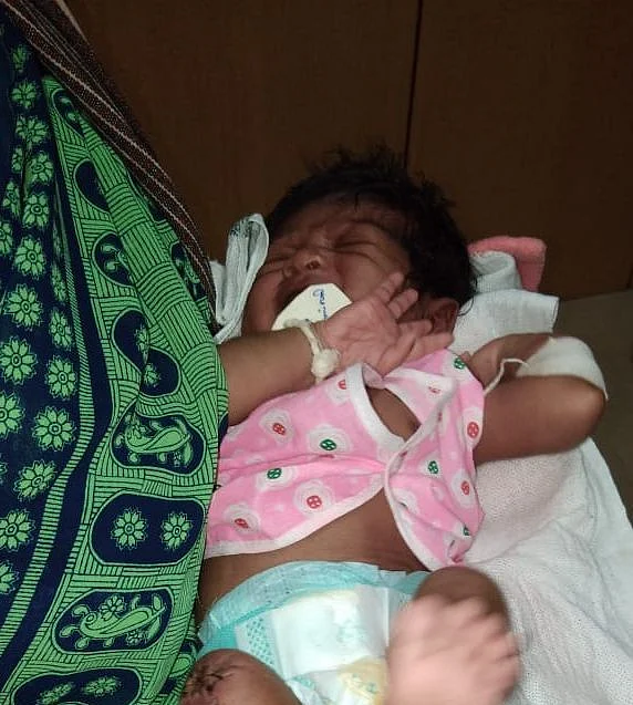 பிறந்த குழந்தைக்குக் காலில் கட்டி; 3 மணிநேரப் போராட்டம்! -அசத்திய அரசு மருத்துவர்கள்