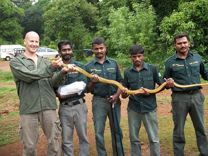 பயிற்சியளிக்கும் ராபின்
