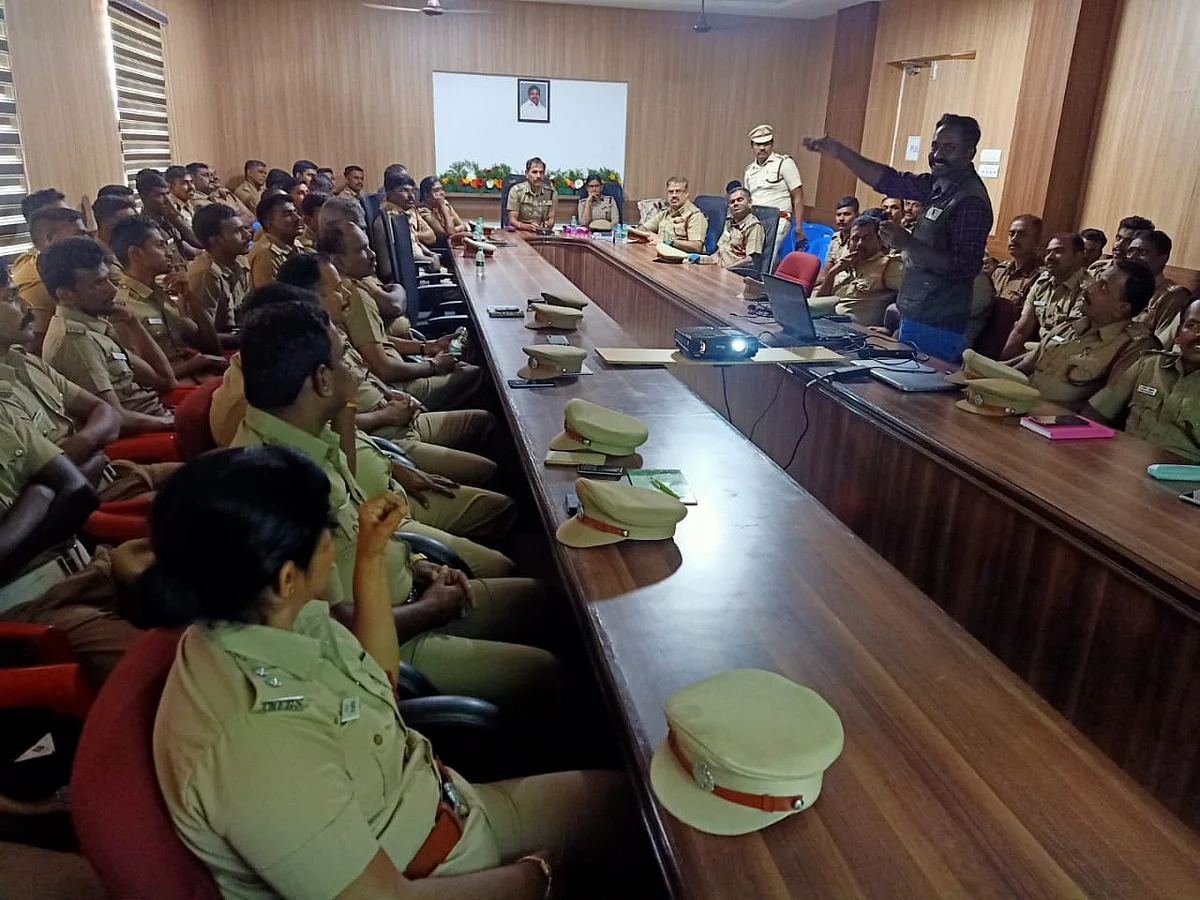 காவல்துறை அதிகாரிகளுக்குப் பயிற்சியளிக்கும் ராபின்
