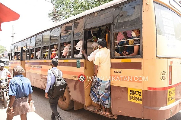 தனிமனித இடைவெளி இன்றிப் பயணிக்கும் பயணிகள்
