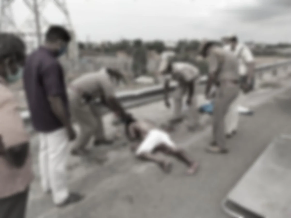கொலை நடந்த இடத்தில் போலீஸார்