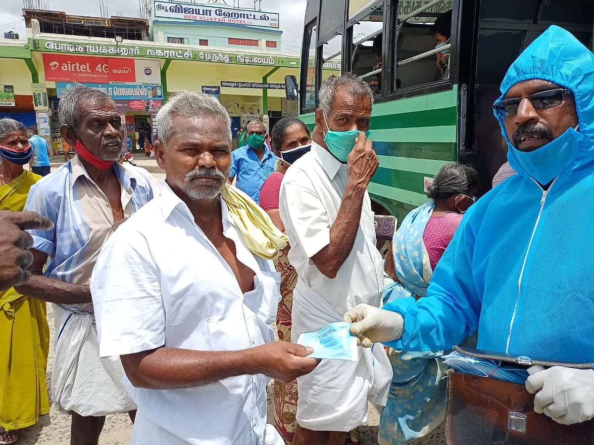 இலவச மாஸ்க் கொடுக்கும் நடத்துனர் கருப்பசாமி