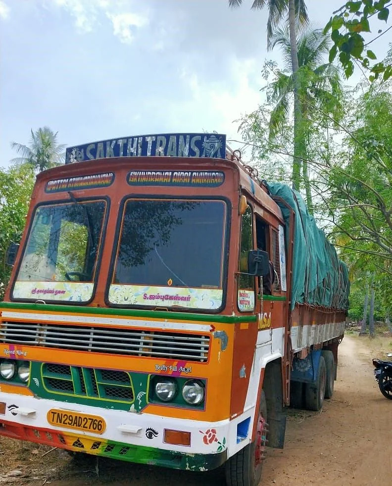 நெல் மூட்டைகளுடன் பறிமுதல் செய்யப்பட்ட லாரி
