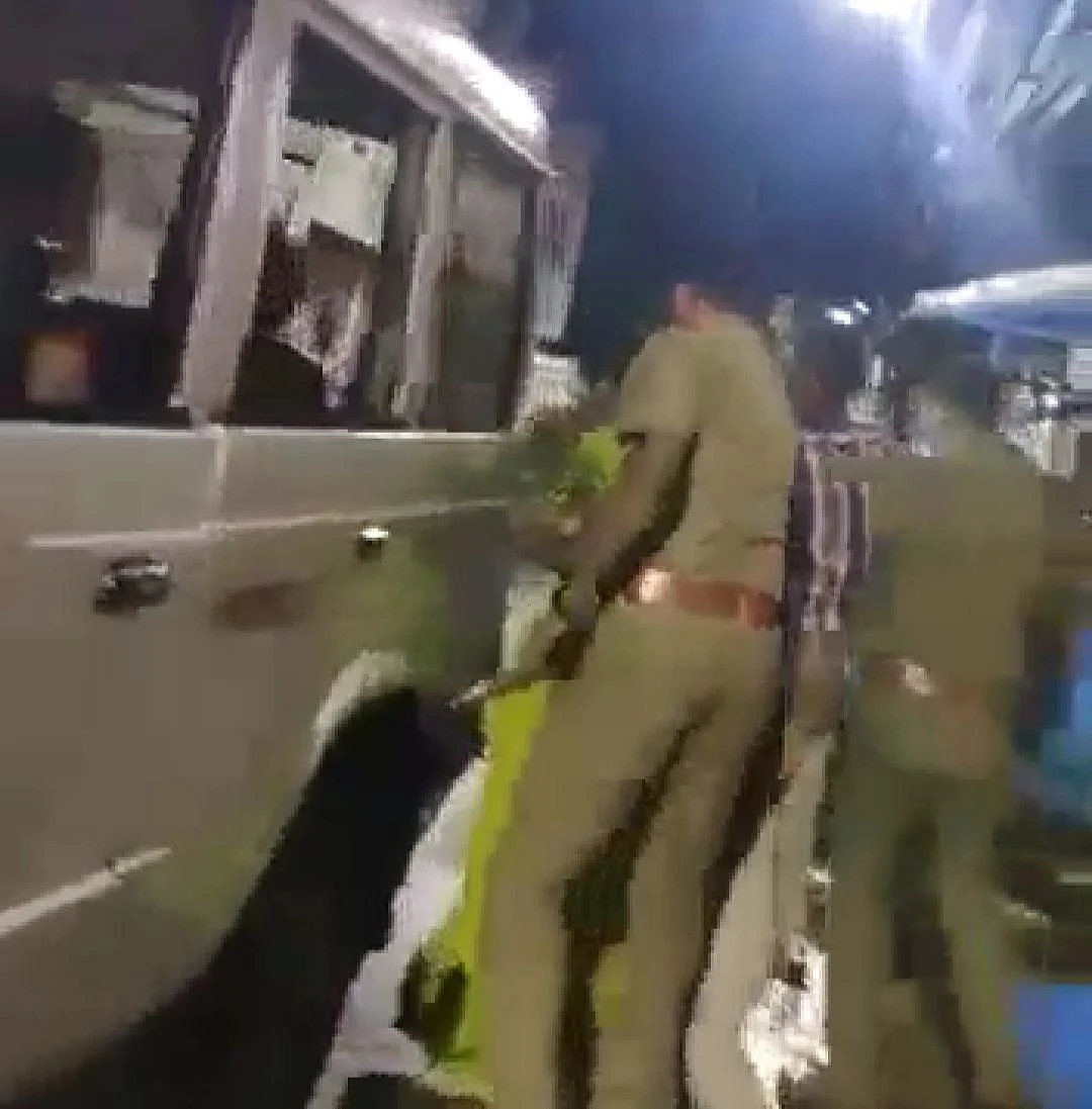 சிறுவனை ஜீப்பில் ஏற்றிய போலீஸ்