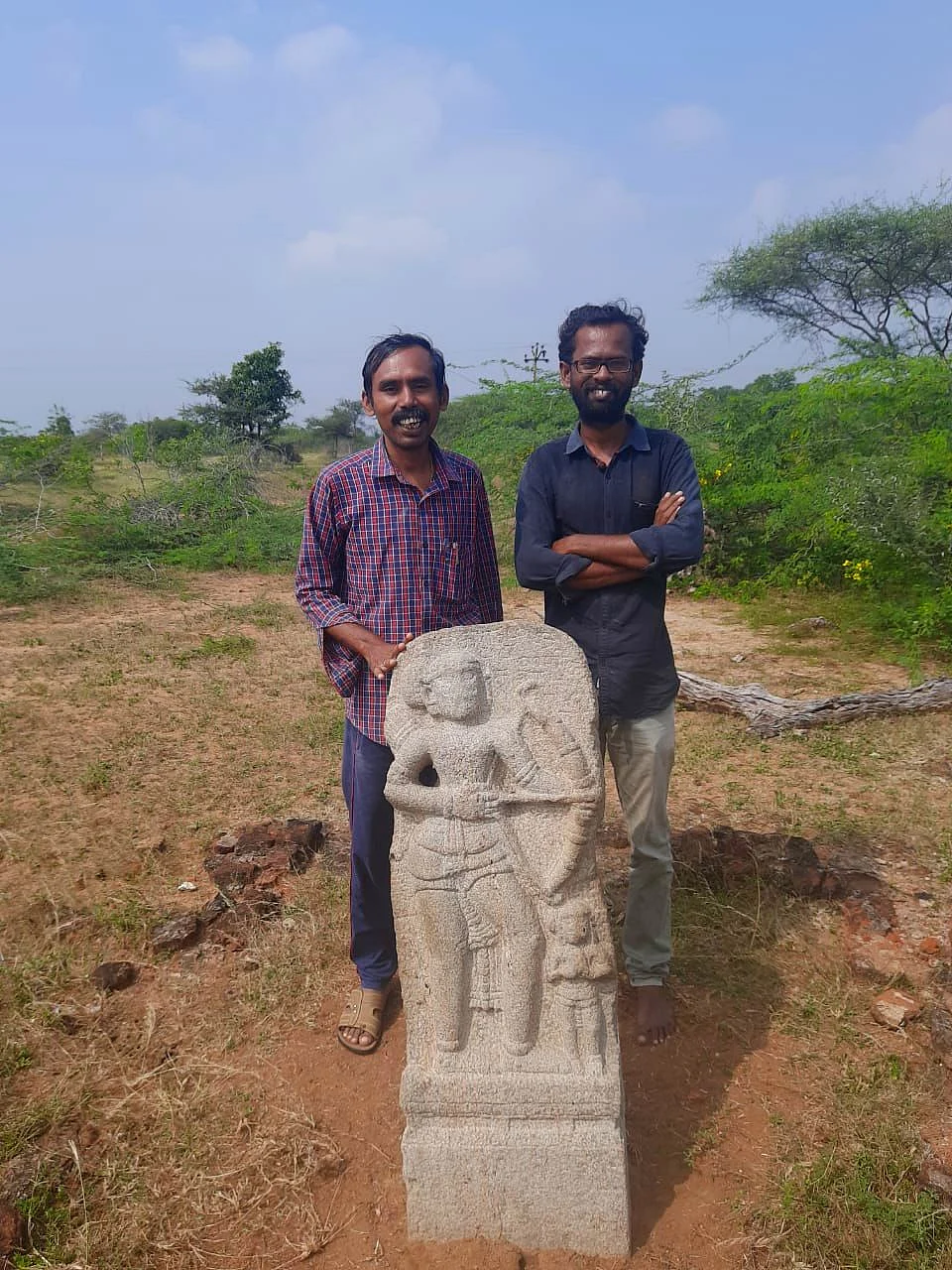 நடுகல் சிலையுடன்