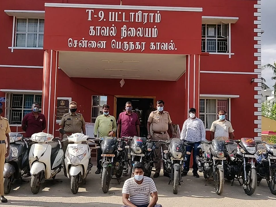 `1 லட்ச ரூபாய் பைக் 25,000; அதிர்ச்சி எஸ்.எம்.எஸ்!' - 13 டூவீலர்களோடு சிக்கிய சென்னை டிரைவர்