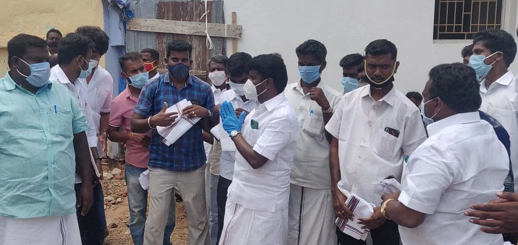 `சொன்னாலும் கேட்பதில்லை, சுற்றிச்சுற்றி வருகிறார்கள்!' -விதிகளை மீறுகிறாரா அமைச்சர் விஜயபாஸ்கர்?