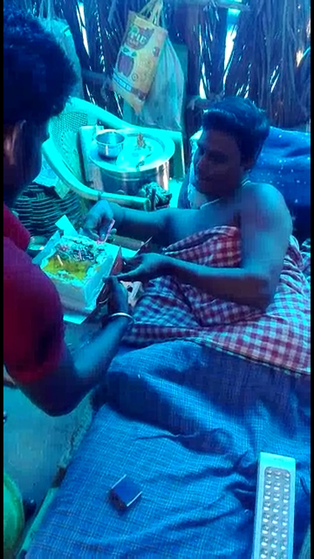 கேக் வெட்டும் லோகநாதன்
