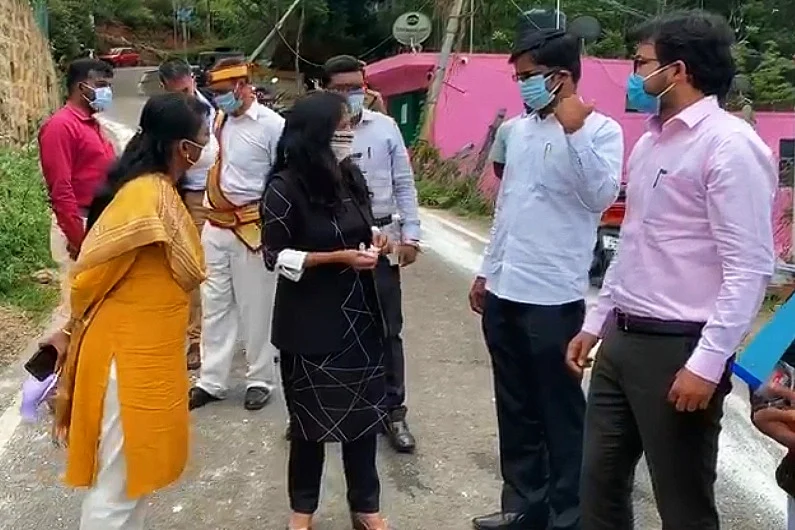 கண்காணிப்பு அலுவலர்