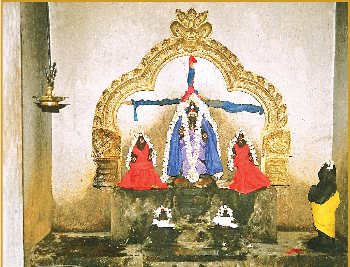 குடும்ப சமேதராக ஸ்ரீசனிபகவான், அவரை வணங்கும் தசரதர்
(திருநறையூர்-ராமநாதசுவாமி திருக்கோயில்)