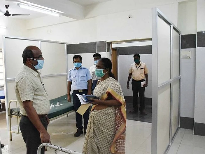 `250 பெண்களுக்கு 1 குளியலறை!'
நந்தம்பாக்கம் கொரோனா முகாமிலிருந்து கண்ணீர்க் குரல்