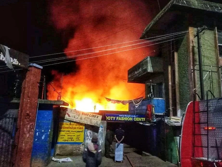 `அடுத்தடுத்து வெடித்த சிலிண்டர்கள்!’ - ஊட்டியைப் பதறவைத்த நள்ளிரவு தீ விபத்து