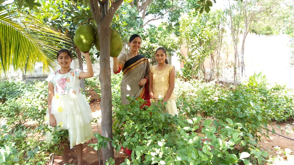 தோட்டத்தில் மகள்களுடன் தேவயானி