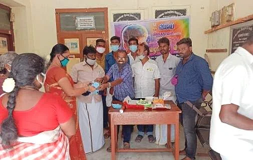 கேக் கொடுக்கும் ராஜா