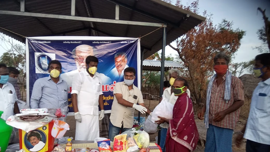 உதவும் ரஜினி மக்கள் மன்றத்தினர்