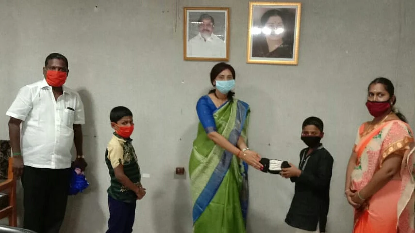 சேமிப்புப் பணத்தில் மாஸ்க்குகள் கொடுத்த சகோதரர்கள்