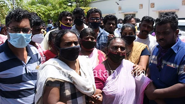 போலீஸ் தாக்குதலில் உயிரிழந்தவர்களின் குடும்பத்தினர்