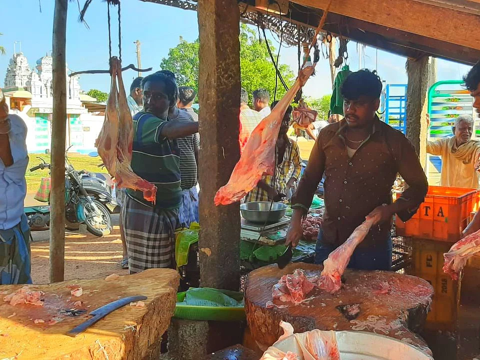 1 கிலோ ஆட்டுக்கறி 360 ரூபாய்... காரணம் ஊர்க்கட்டுப்பாடு... அசத்தும் பனங்குடி!
