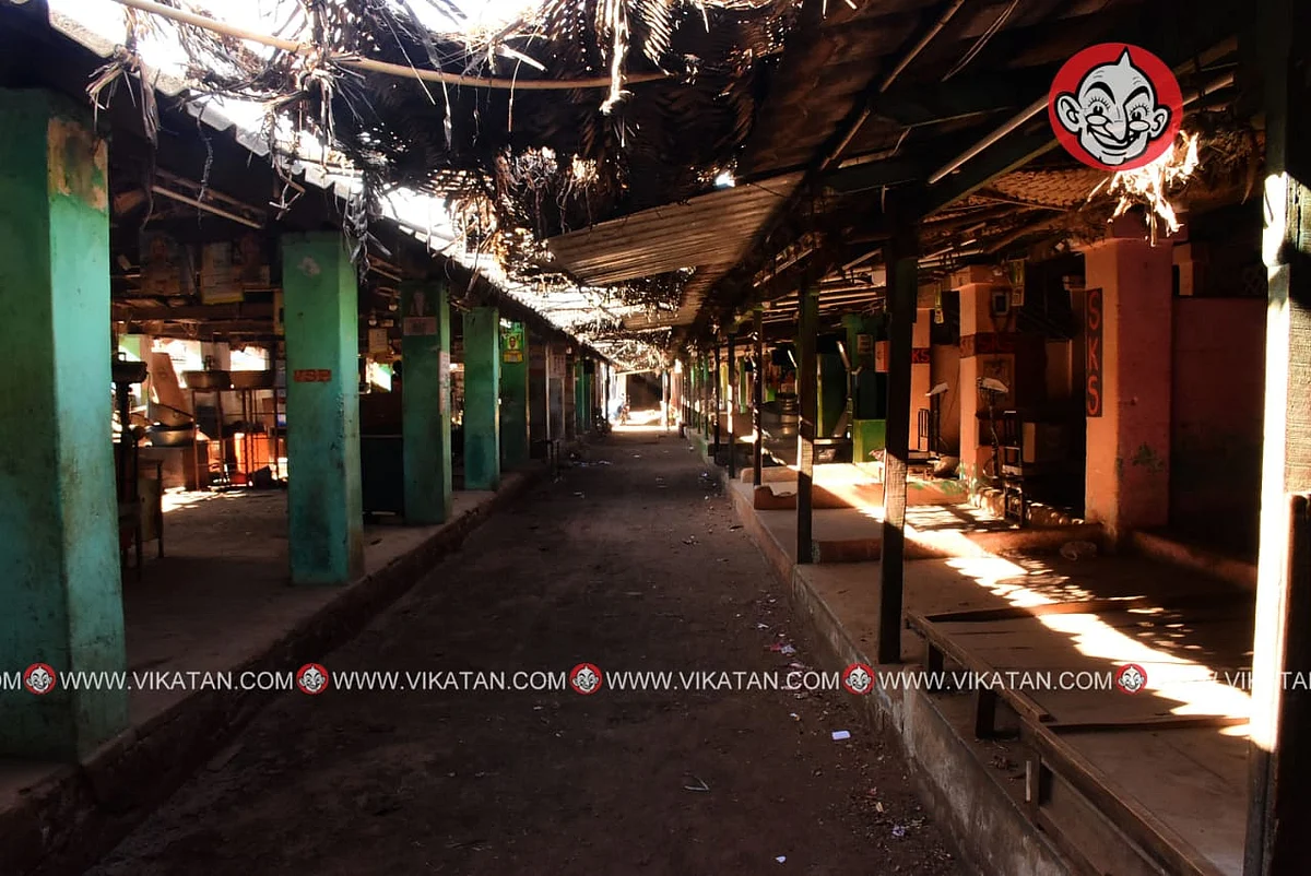 மார்க்கெட்டில் உள்ள கடைகள்