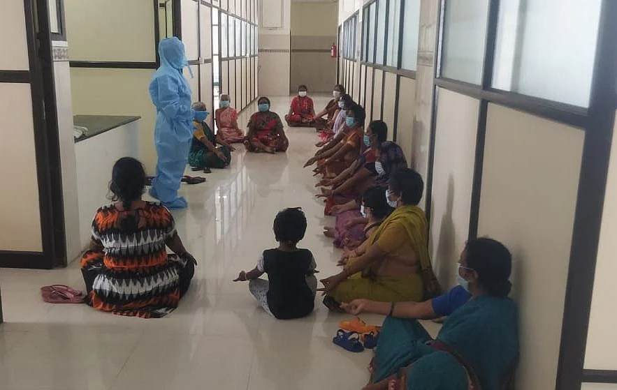 கொரோனா தொற்றாளர்கள் யோகா பயிற்சியில்...