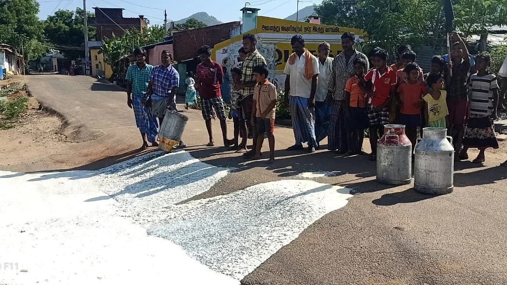 பாலை கீழே கொட்டிய உற்பத்தியாளர்கள்.