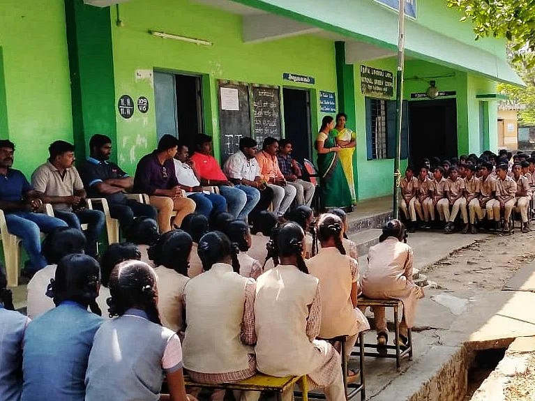 கூடலூர்: அன்பு மறவாத `பறவைகள்’ குழு -பேரிடர் காலத்தில் ஆறுதலடையும் பழங்குடிகள்!