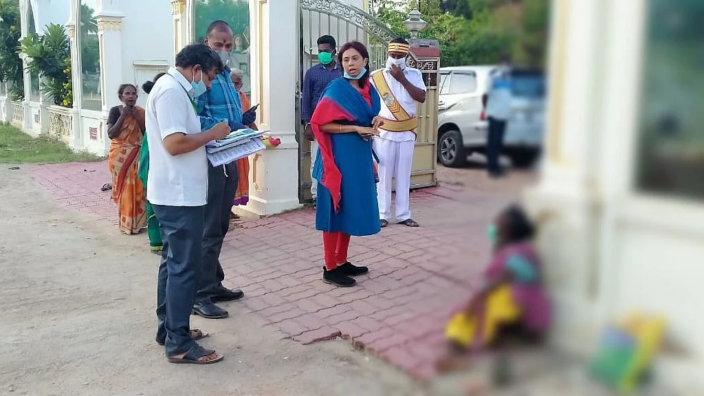 முதியவர்களை நெகிழ வைத்த மாவட்ட ஆட்சியர்