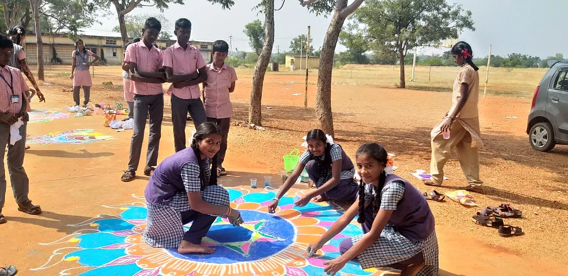 மாணவிகள் கோலப்போட்டியில்