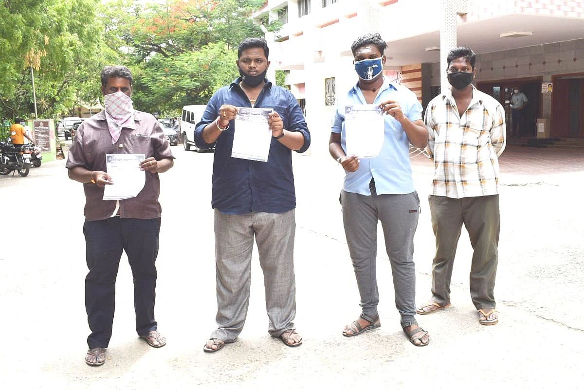 கலெக்டர் அலுவலகத்தில் மனு கொடுத்தவர்கள்