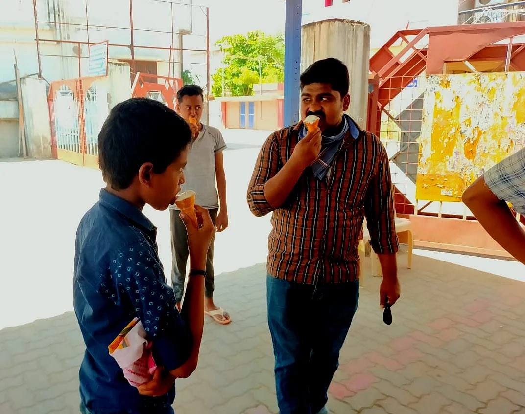 தியேட்டர் முன்பு