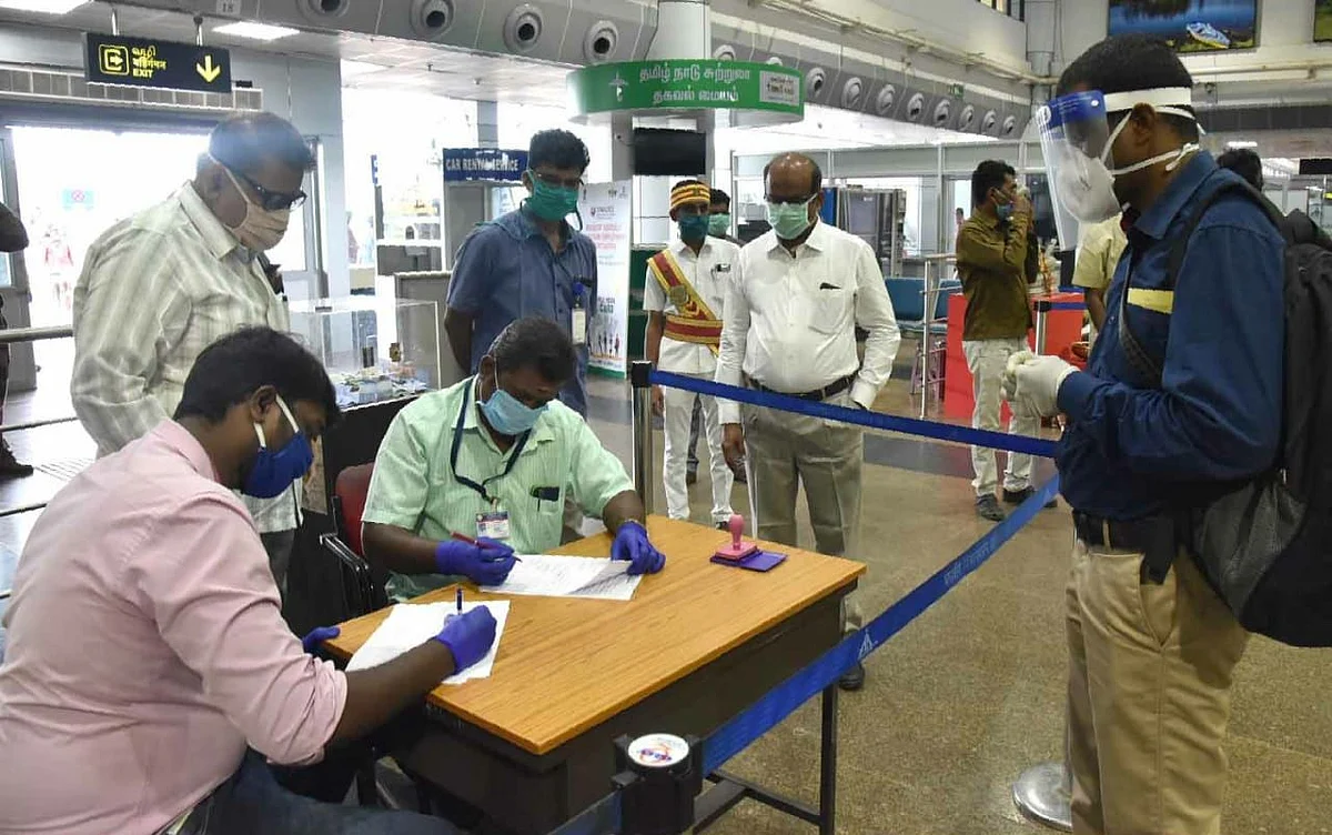 பரிசோதனை செய்யும் அதிகாரிகள்
