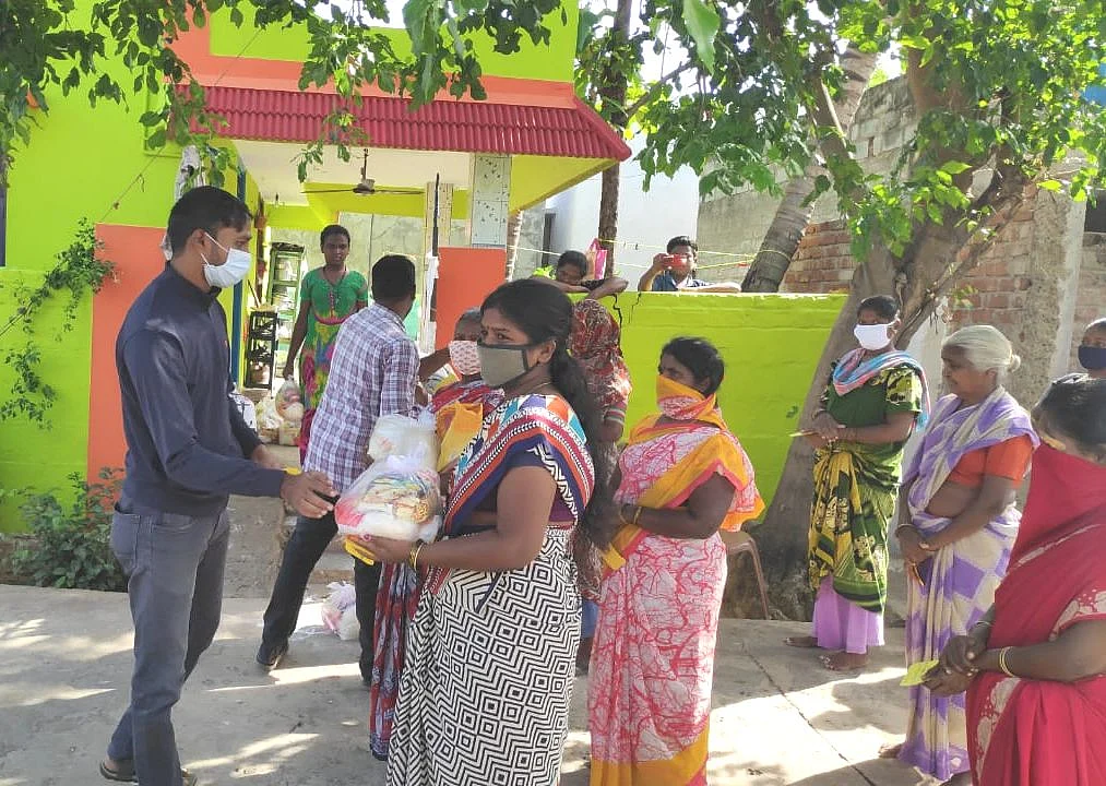 மளிகைப் பொருள் கொடுத்து உதவி
