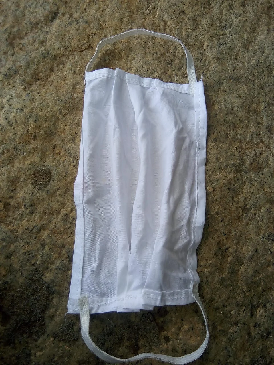 அரசுப் பள்ளி மாணவர்களுக்கு வழங்கப்பட்ட முகக்கவசம்