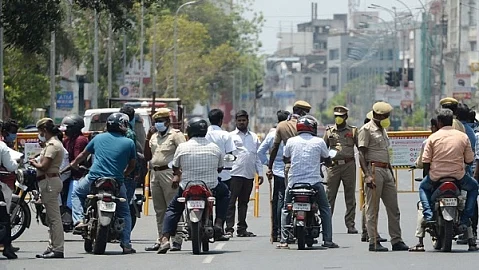 கொரோனா தடுப்புப்பணியில் காவல்துறையினர்