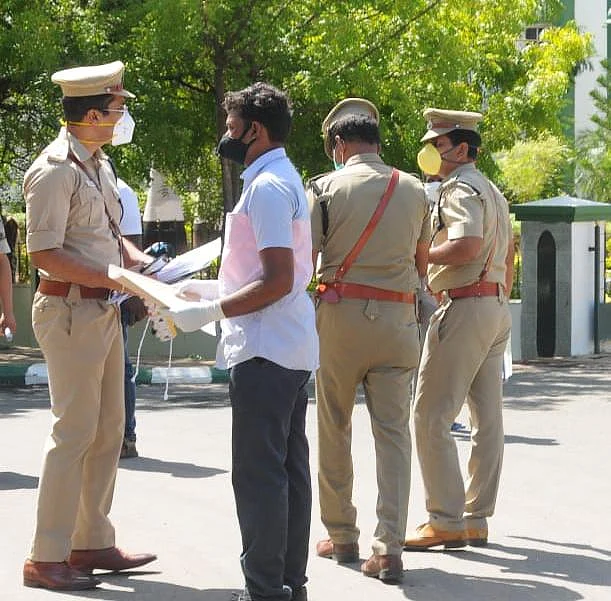 நீதிமன்றம் வந்த தூத்துக்குடி மாவட்ட காவல்துறை அதிகாரிகள்