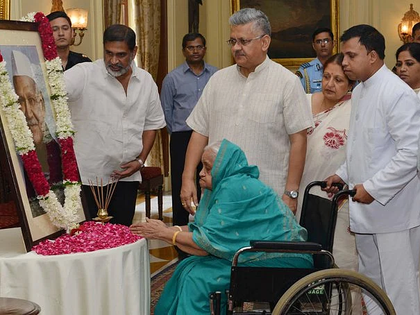 கொரோனா: 93 வயதில் நம்பிக்கையால் மீண்ட முன்னாள் குடியரசுத் தலைவரின் மனைவி