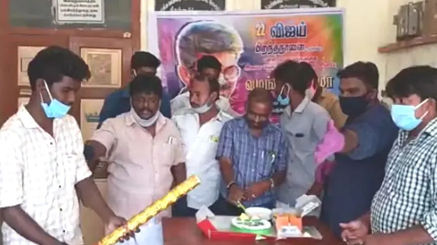 கேக் வெட்டும் செயல் அலுவலர் ராஜா