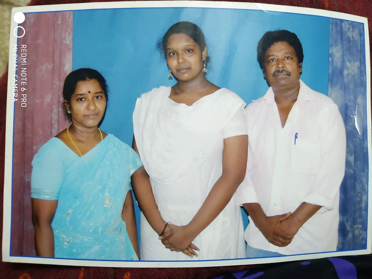 குடும்பத்துடன் ஆர்த்தி