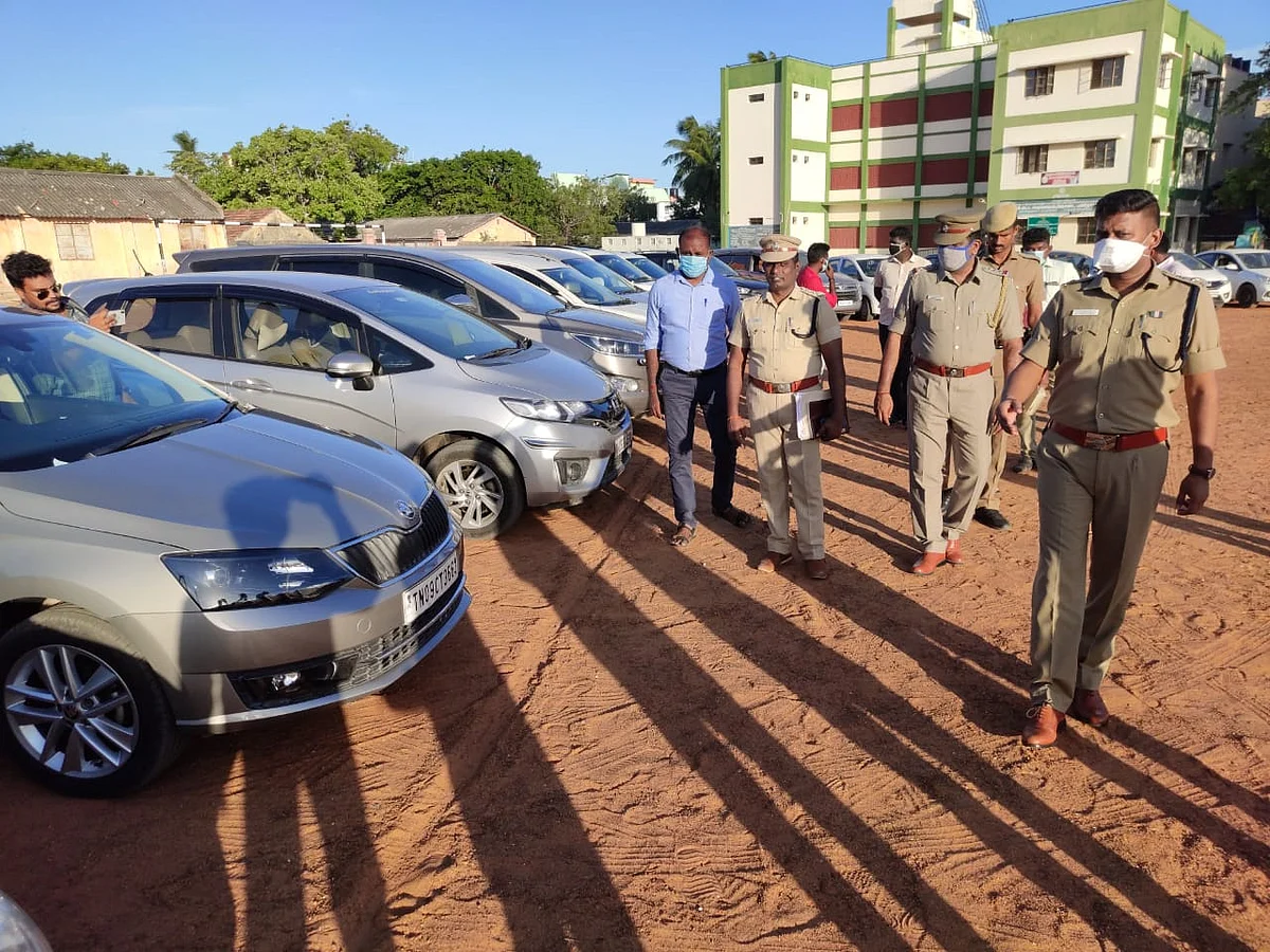 பிடிபட்ட வாகனங்களை பார்வையிட்ட எஸ்.பி வருண்குமார்