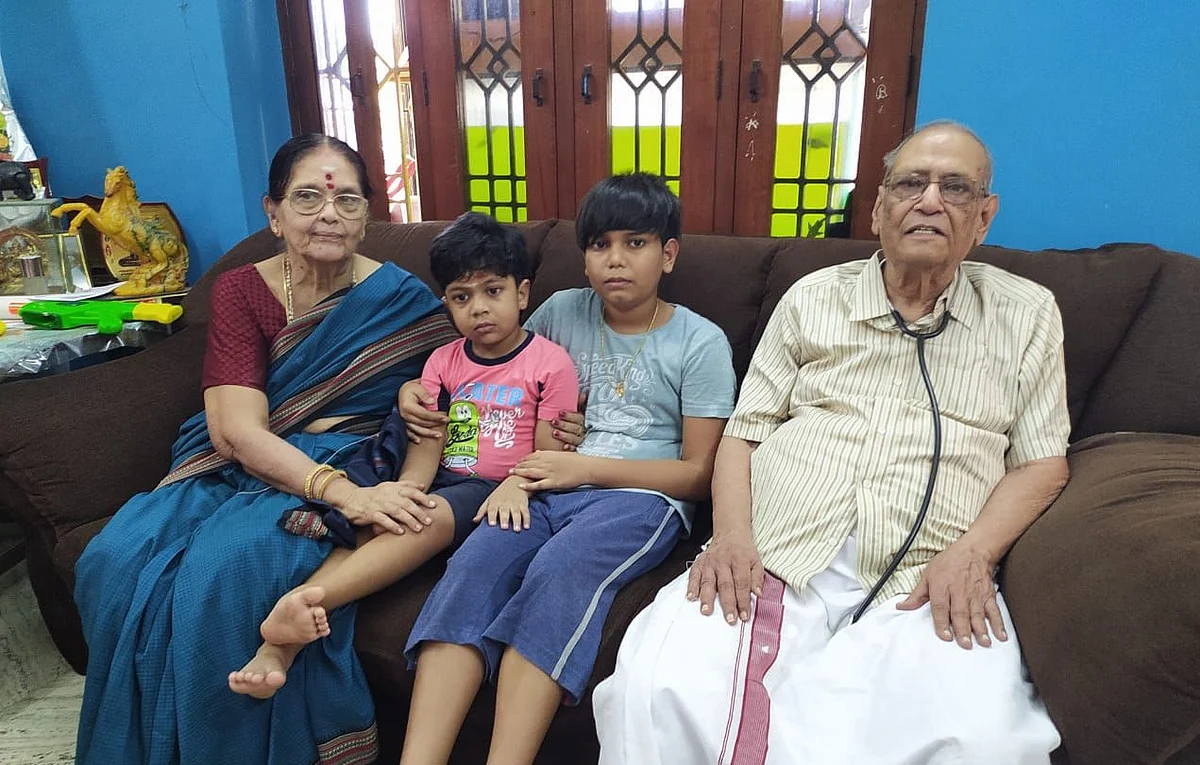 பேரப் பிள்ளைகளுடன் டாக்டர்