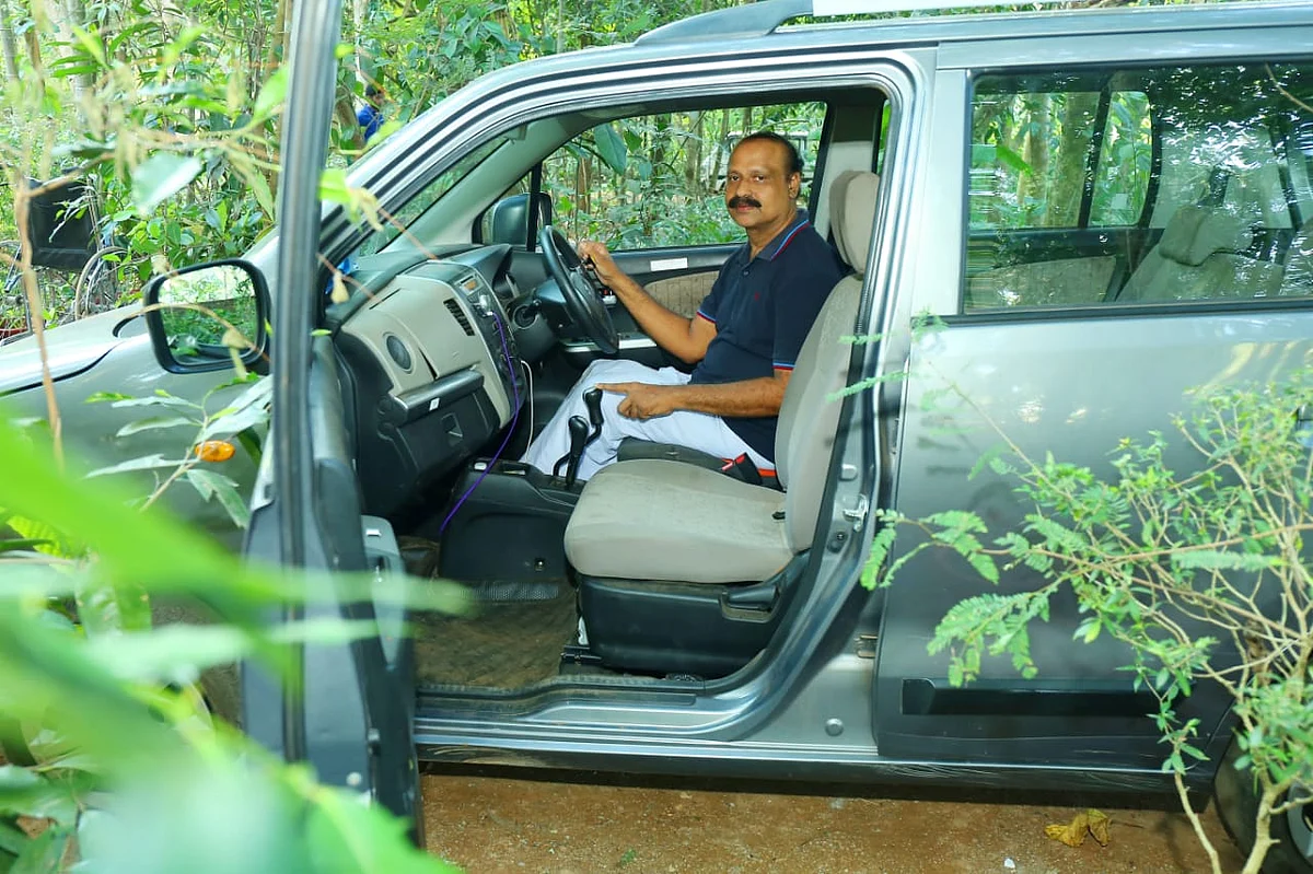 கார் ஓட்டும் முஸ்தஃபா