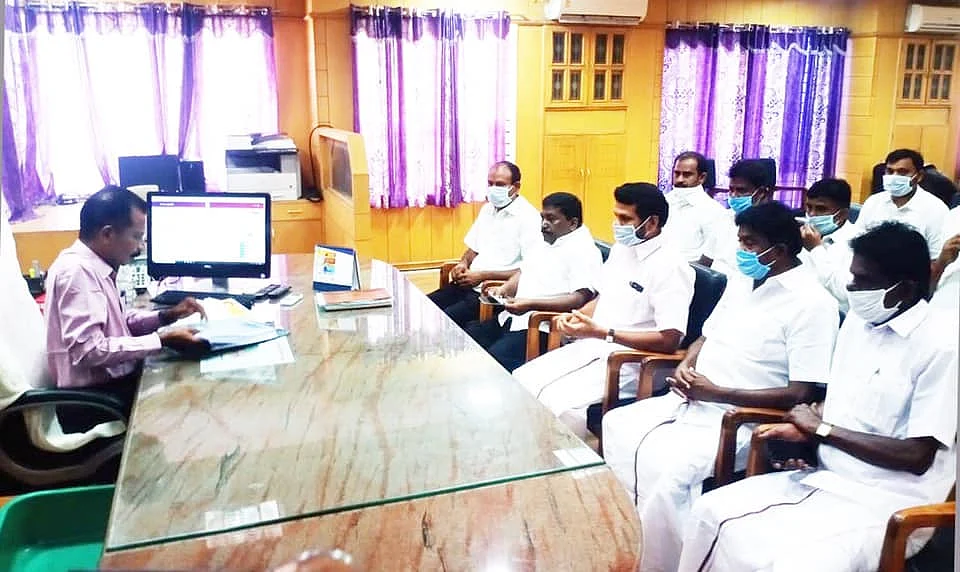 மாவட்ட ஆட்சியரை செந்தில் பாலாஜி சந்தித்தபோது...
