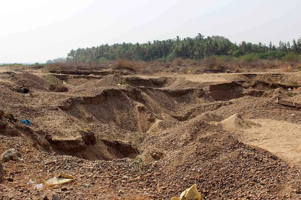 காவிரியில் மணல் அள்ளப்பட்ட மரணப்பள்ளம்