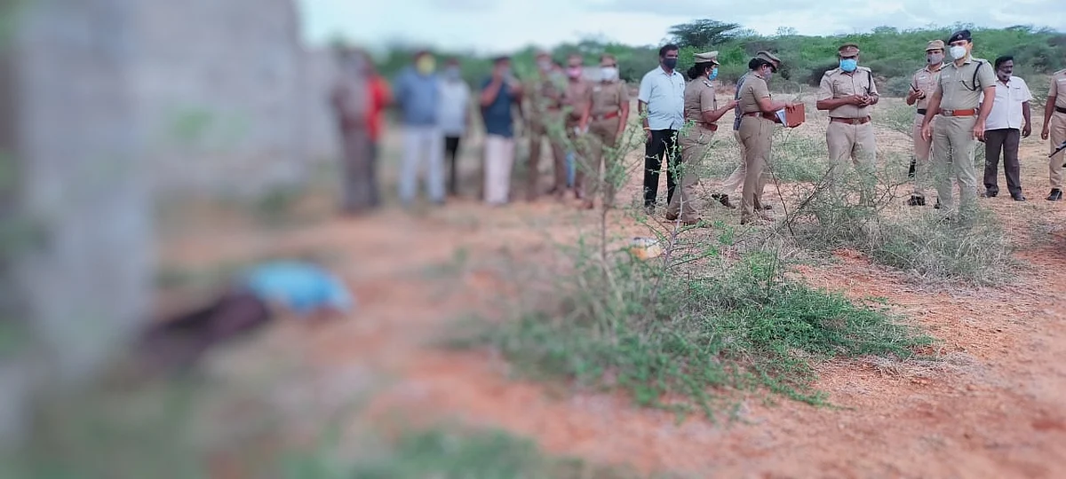 கொலை நடந்த இடத்தை ஆய்வு செய்யும் தேனி எஸ்.பி