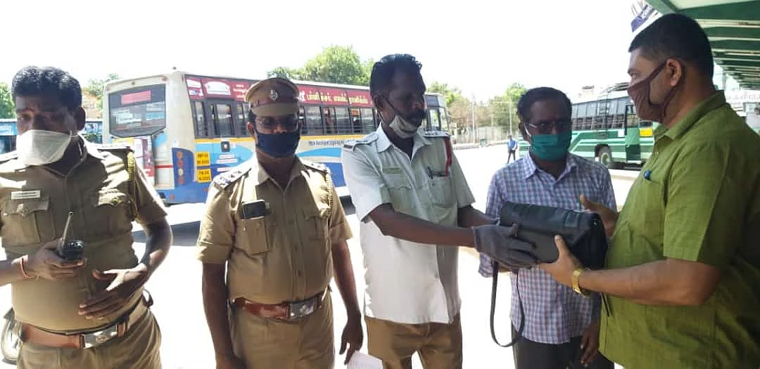 பணத்தைக் கொடுக்கும் துரைசாமி
