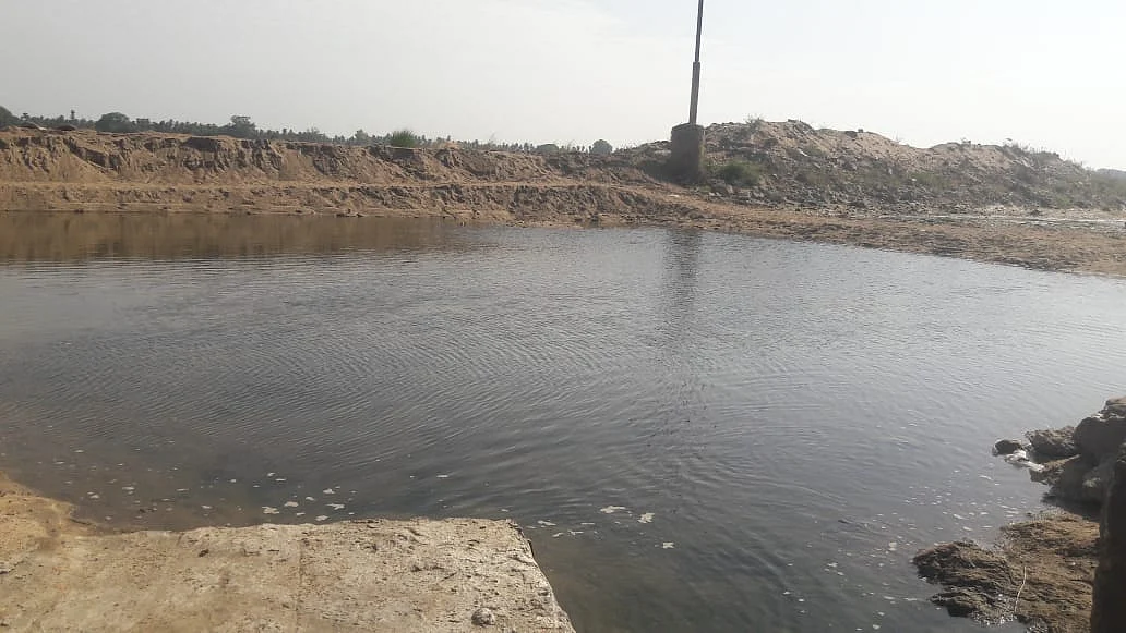 காவிரியில் ஆலை நிர்வாகம் தோண்டிய குழி